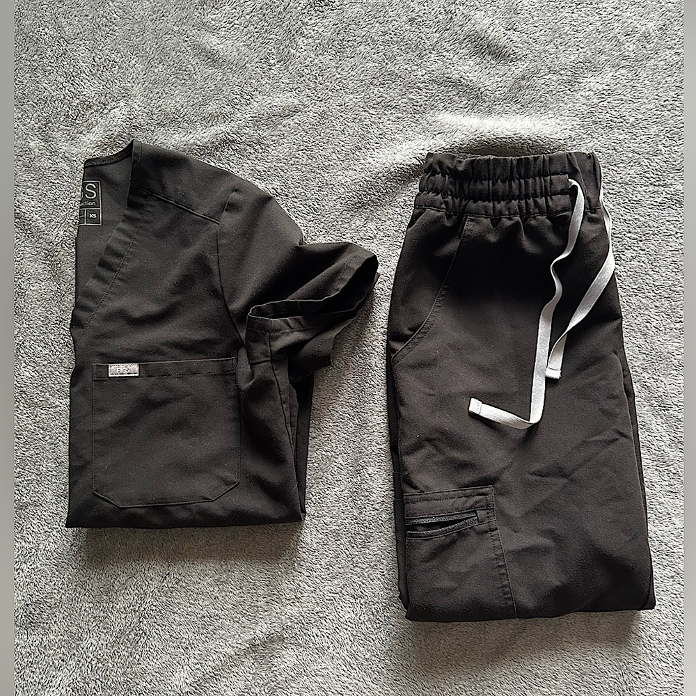 FIGS petite scrub set- Black XS Catarina Top, XS Petite Uman Joggers